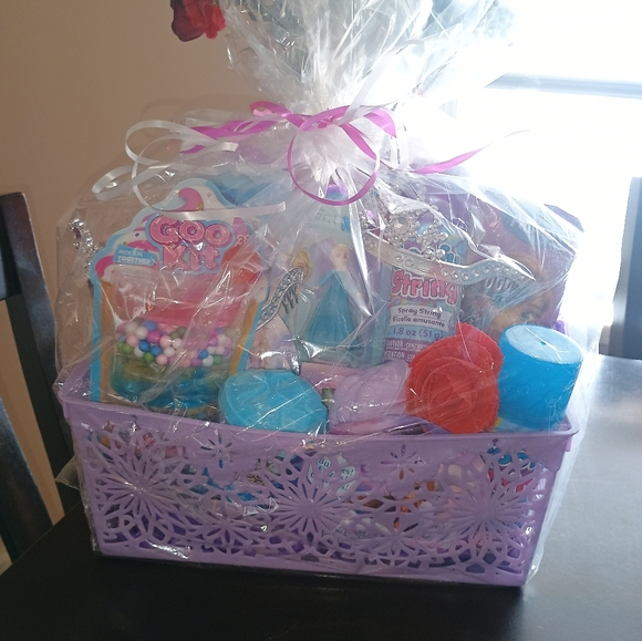 Anna Elsa Disney Frozen Girls Custom Gift Basket - Picture 2 of 4